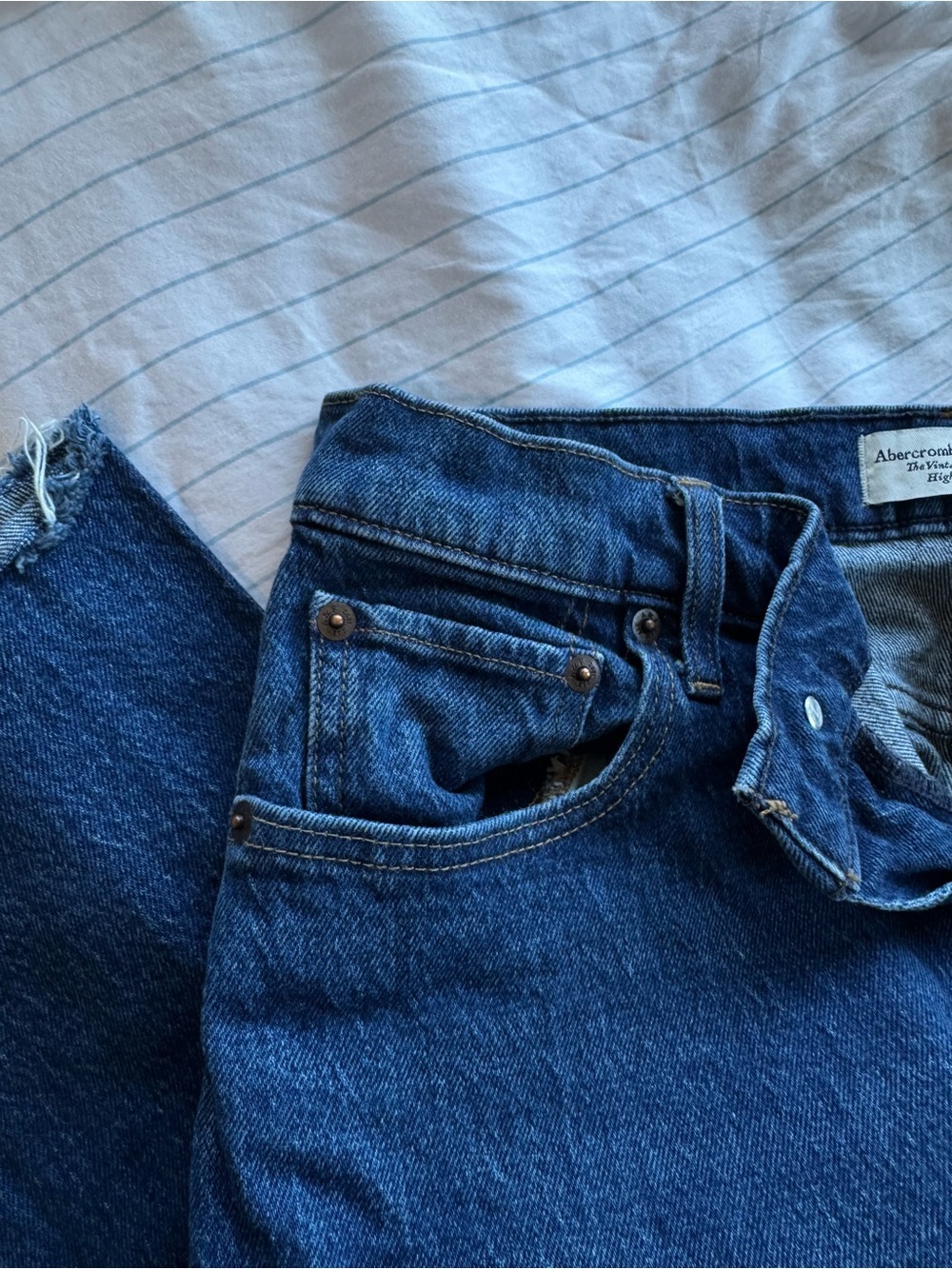 Abercrombie & Fitch The Vintage Flare High Rise Jean. (Size: 29 Long) - Picture 4 of 6